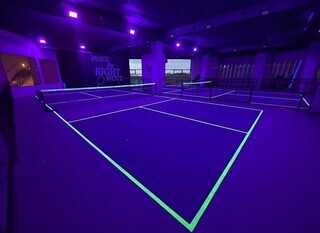 Cancha de pickleball iluminada con neón para Glow in the Dark